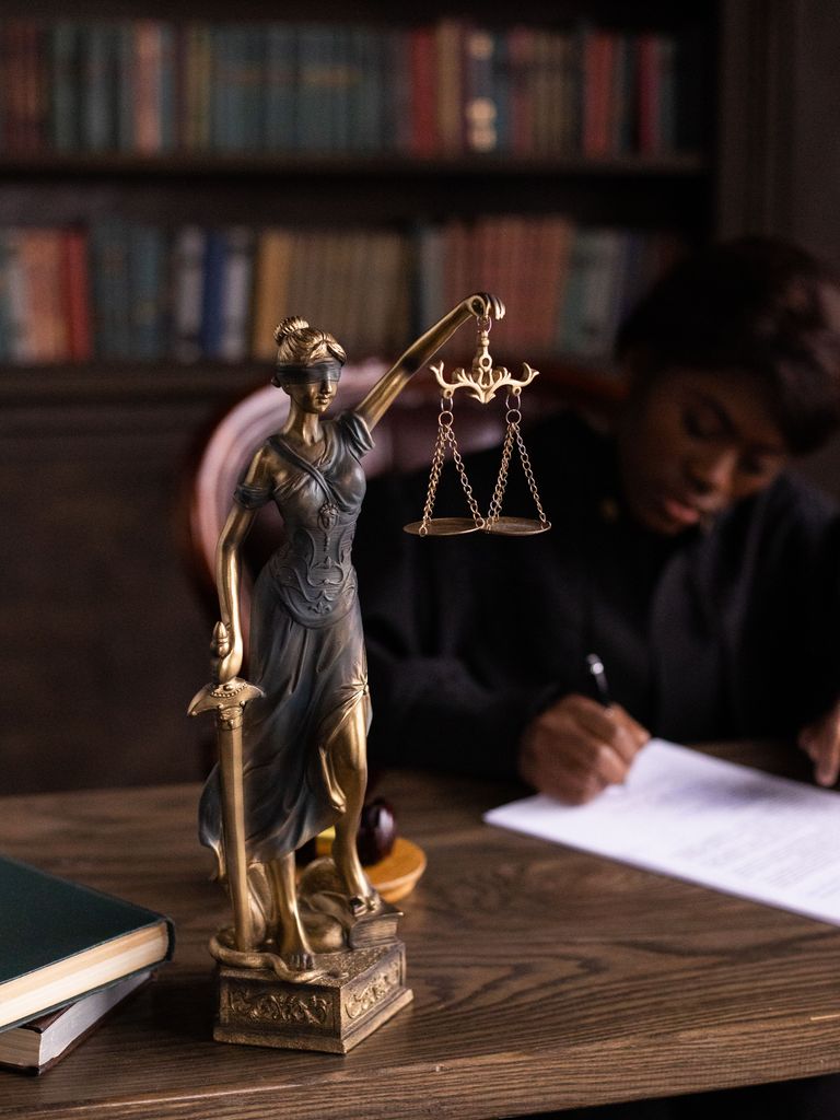 Balanza de la justicia representando el rigor jurídico