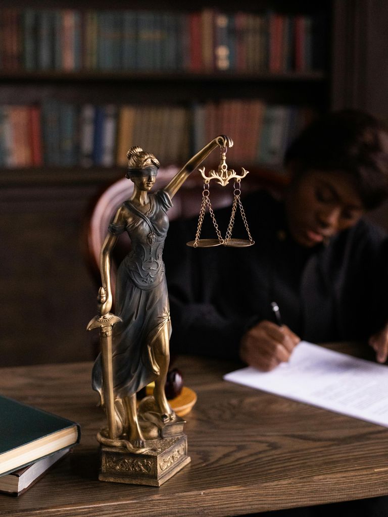 Balanza de la justicia representando el rigor jurídico
