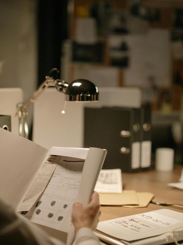 Abogada trabajando en escritorio profesional